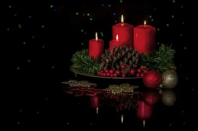Рождественские или новогодние темные украшения на черном фоне. вид сверху |  Премиум Фото