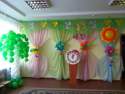 Украшение сцены на 8 марта воздушными шарами | Поделки на день матери,  Школьные украшения, Весенние поделки