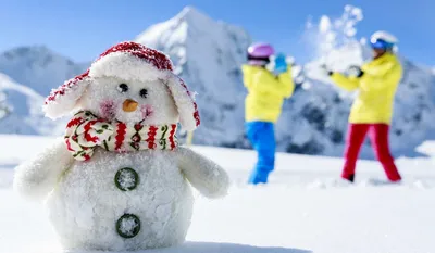 дети катаются на санях. Сыны и дочери играют в снег зимой. дети на свежем  воздухе веселятся в отпуске. новый Стоковое Изображение - изображение  насчитывающей игра, одежды: 256881441