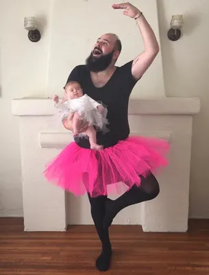 Папа делает весёлые фото с маленькой дочерью и они просто
