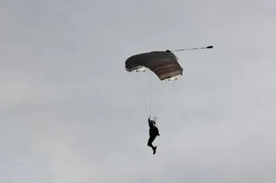 Парашютист летает по небу на парашюте Стоковое Фото - изображение  насчитывающей парапланеризм, высоко: 184061074