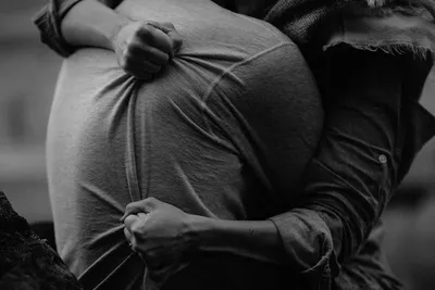 Черно-белую фотографию женщина целует ее человека Стоковое Изображение -  изображение насчитывающей женственно, уютный: 183455393