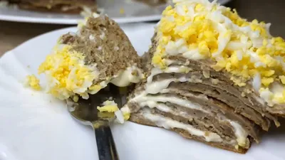 Печёночный торт с яично-сырной начинкой - Лайфхакер