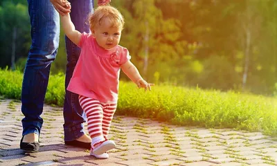 первые шаги малыша изолированы на белом фоне Стоковое Фото - изображение  насчитывающей образование, зеленый: 227695362