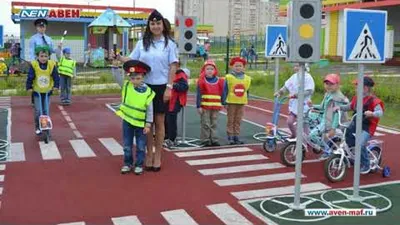 Ребенок учится перейти дорогу на пешеходный переход правил дорожного  движения для детей Стоковое Изображение - изображение насчитывающей  движение, учит: 194047651