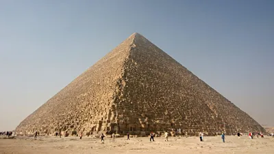 Высокая пирамида в центре фотографии…» — создано в Шедевруме