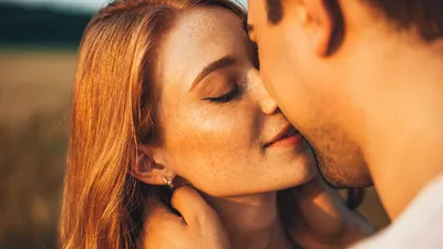 8 видов поцелуев, которые сведут его с ума