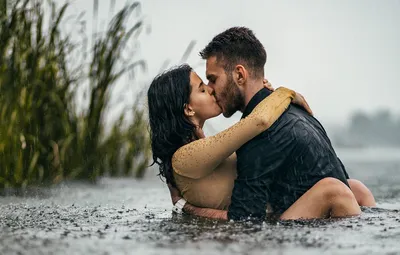 Чувство влюбленности пар Любящая сработанность первый поцелуй Ласки и  поцелуи Стоковое Фото - изображение насчитывающей мило, красивейшее:  85957712