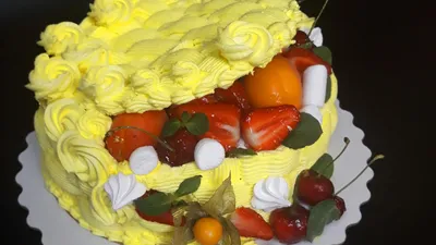 Праздничный торт на первое торжество ребенка © Цветы60.рф