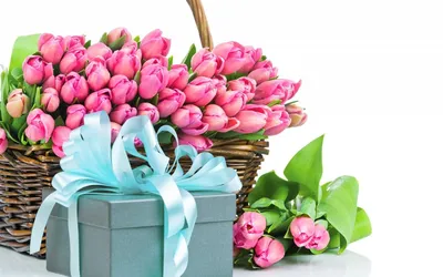 Подарки женщинам на 8 марта: лучшие идеи для мамы, девушки, коллеги | GQ  Россия