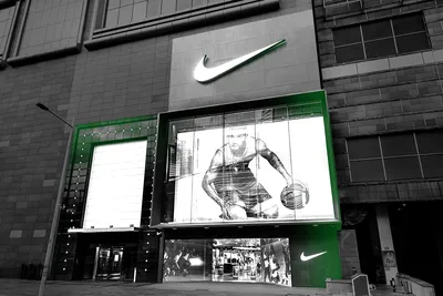 Реклама Nike вызвала гнев французов: \"Спортивный бренд, пропагандирующий  ожирение. Отлично!\"