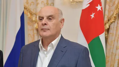 Аслан Бжания поздравил народ Абхазии с Днем Победы и Независимости