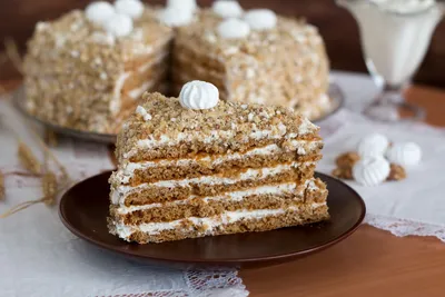 Торт в греческом стиле для @emilia_merk Разные начинки на первом ярус  шоколадный с фундуком На втором ярусе медовый заварным кремом… | Instagram