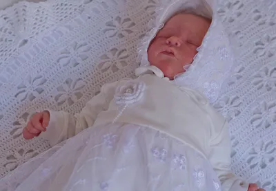 портрет новорожденной девочки Стоковое Фото - изображение насчитывающей  мирно, сладостно: 234080190