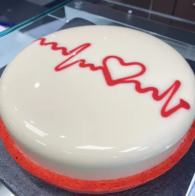 Муссовый торт на выписку малышки 🥰 Вес торта 1200 гр Декор из Бельгийского  шоколада Бабочки -сахарная бумага | Instagram
