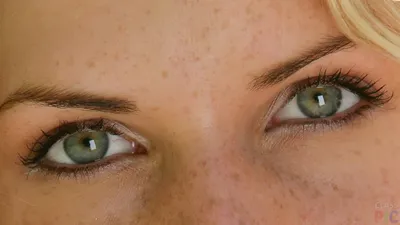 Серо-зелёные глаза девушки, …» — создано в Шедевруме