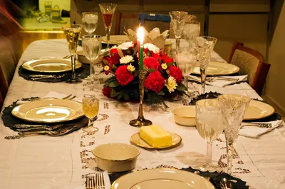 Сервировка стола на ужин : Тимпан вилка нож сплетенной салфетке ткани с  вышитое ручной работы в традиционной живописи Стоковое Фото - изображение  насчитывающей комплект, цветки: 193142526
