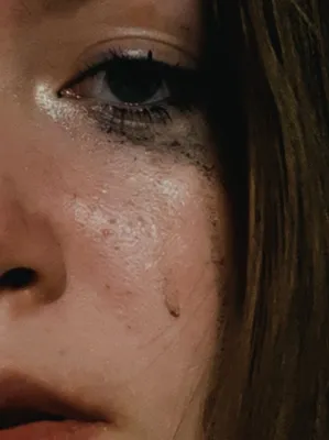 Слезы на лице женщины, красавица плачет на черном фоне Стоковое Фото -  изображение насчитывающей тоскливость, боль: 156956752