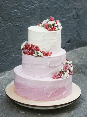 Торт свадебный пара с ягодами и цветами купить по выгодной цене от нашей  кондитерской | Магиссимо