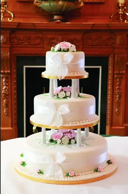 Белый свадебный торт с топпером 25081121 без мастики стоимостью 11 150  рублей - торты на заказ ПРЕМИУМ-класса от КП «Алтуфьево»