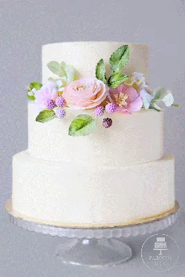 Белый свадебный торт без мастики с цветами на заказ по цене 2 390 ₽
