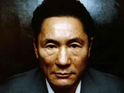 Портрет Такеши Китано: знаменитый кинорежиссер в своей экстравагантной обстановке
