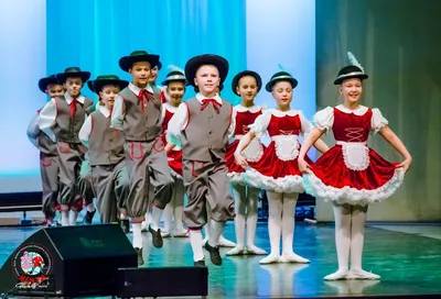 Дети танцуя полька, редакционная польза Редакционное Фотография -  изображение насчитывающей пиршество, редакционо: 49517902