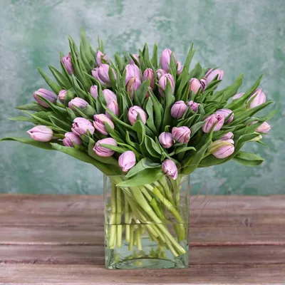 Стильные тюльпаны в вазе