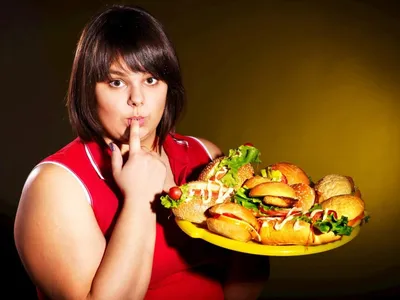 Пышные соблазнительницы: фотографии горячих моментов, когда толстые девушки обольщаются вкусом еды