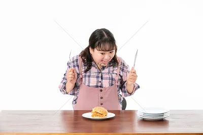Красивая картинка с толстой девушкой и едой