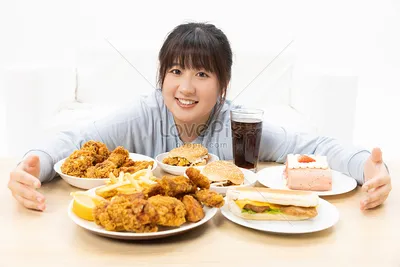 Фото на айфон толстой девушки, кушающей вкусное блюдо
