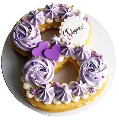 Торт с кремовым покрытием, цветами и надписью