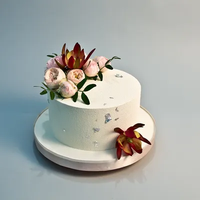 Муссовый торт Эклипс на 8 марта с цветами и макарон