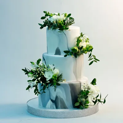 Торт на свадьбу в мраморном стиле и живыми цветами