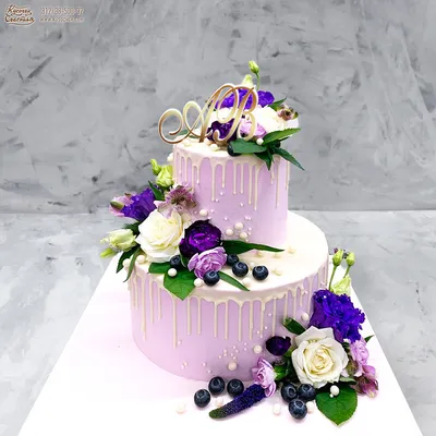Двухъярусный торт на свадьбу или юбилей с живыми цветами и кружевами  заказать в Севастополе с доставкой - купить на заказ