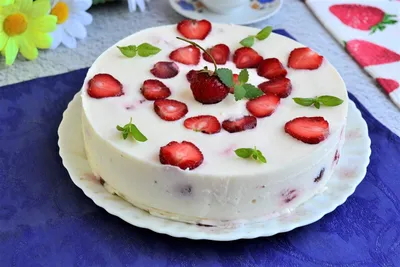 Бисквитный торт с клубникой и сметанным кремом: рецепт - Лайфхакер