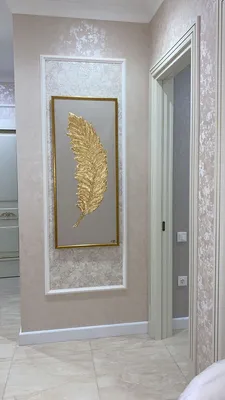 Картина из фарфоровых цветов в овальной винтажной рамке золотого цвета для  интерьера