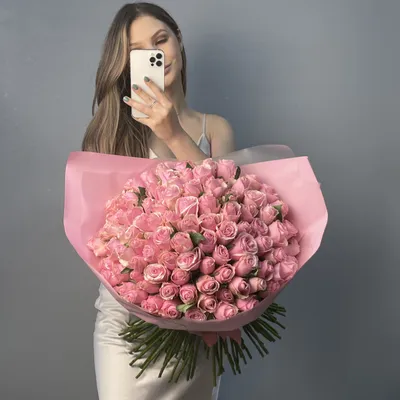 Открытка - конфетки и розы на День рождения женщине