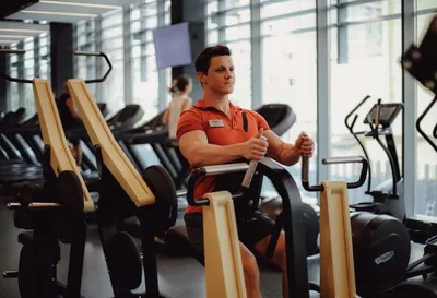 сильный спортсмен мужчина делает отжимания для тренировки в тренажерном зале  Фото Фон И картинка для бесплатной загрузки - Pngtree