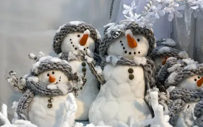 Фон рабочего стола где видно веселые снеговики в шапках и шарфах