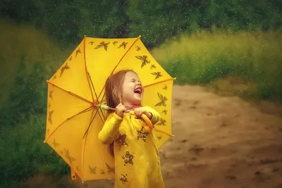 Девушка смеется под дождем. Сильный дождь, девушка держит зонтик. Девушка в  легком платье, весело смеется. Падают осенние листья. Осень, осенний дождь  фотография Stock | Adobe Stock