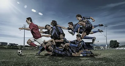 Веселые школьники играют в футбол Стоковое Фото - изображение насчитывающей  город, взволнованность: 214046938