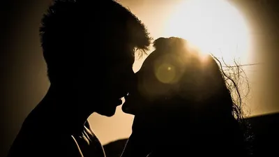 Страстная любовь Пары в ретро старом стиле Красивые молодые пары ждать для  того чтобы поцеловать Страстный человек нежно целуя Стоковое Фото -  изображение насчитывающей привлекательностей, примите: 153835270