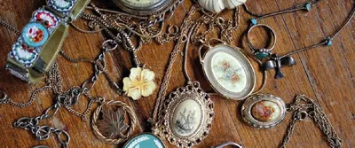 Старые письма, открытки, розовый цветок и винтажные вещи Стоковое Фото -  изображение насчитывающей ожерелье, ностальгия: 47503098
