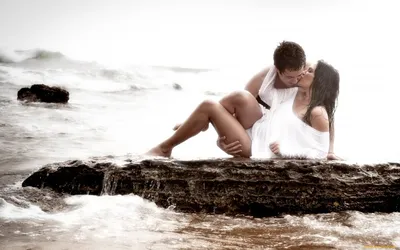 Двое влюбленных на пляже | Премиум Фото