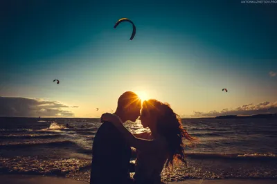 Влюбленная пара обнимается на берегу моря | Премиум Фото