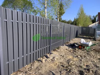 Забор из штакетника черного цвета на кирпичном фундаменте купить по цене  37000 руб. в Москве от производителя