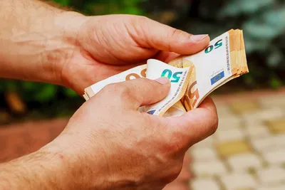 Средняя зарплата в России выросла до 70,3 тыс. рублей