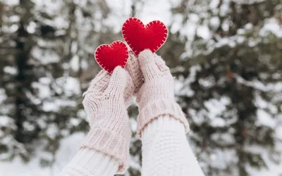 Зима – это романтика❄️Красивые морозные узоры на стеклах домов, теплые  объятия любимого человека и рядом маленький комочек счастья❄️ До… |  Instagram