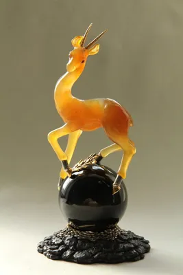 Камнерезная скульптура \"Золотая антилопа\" с инкрустацией золота и серебра